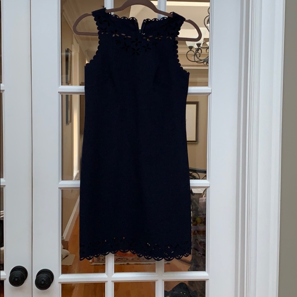 Sleeveless dress with laser embroidery
